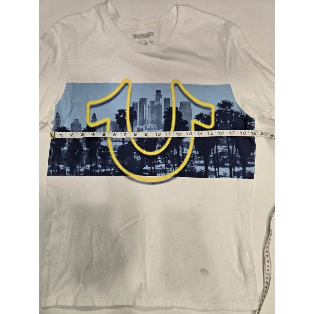 True‎ Religion Men's Medium White Graphic T-Shirt City Skyline Horseshoe Logo